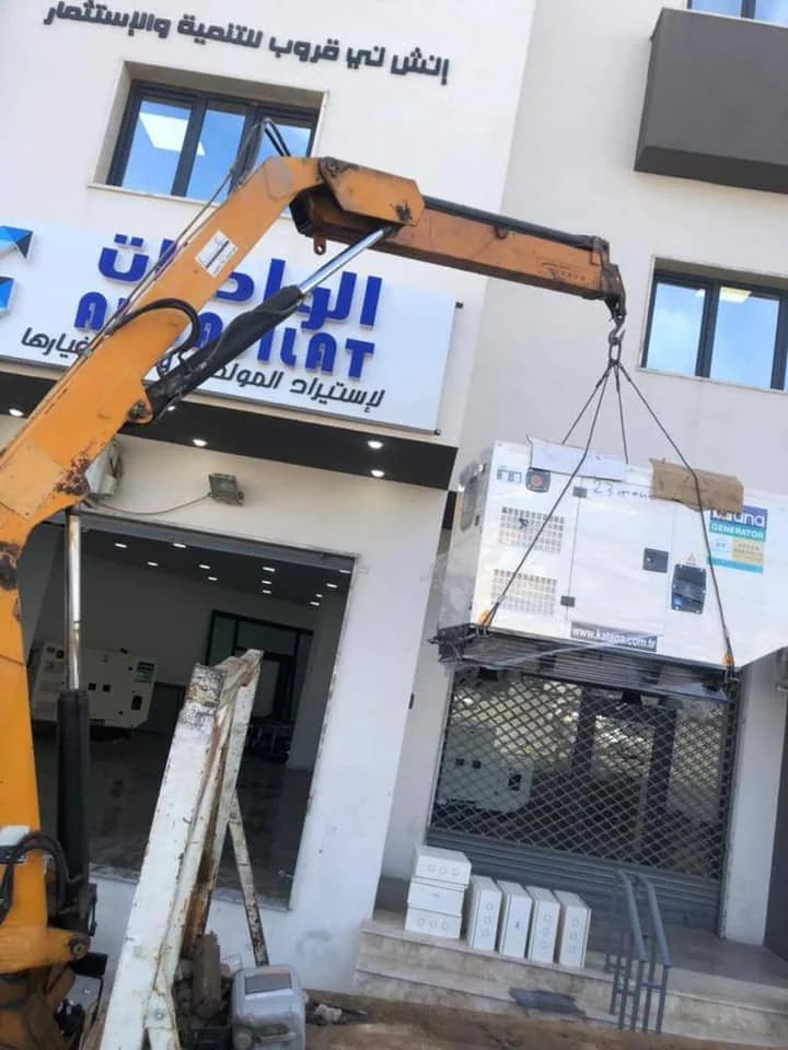 تنزيل المولدات الكهربائية في ليبيا بواسطة رافعة